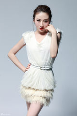 幻灯组图：音乐才女林天爱优雅大片 鲜艳红唇显娇嫩