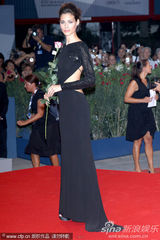 组图：超模威尼斯走秀 玉背全裸轻嗅玫瑰