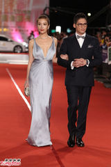 组图：蔡淑臻深V性感礼服携手温升豪亮相金钟红毯