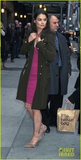 组图：凯蒂悉心打扮粉裙显好气色 传与阿汤哥有望复合