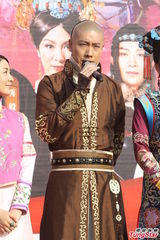 组图：安以轩新剧当新娘力挺杜淳否认当小三