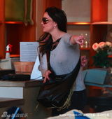 幻灯组图：布兰妮瘦身有成效 兴奋逛家具店