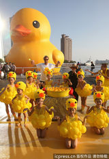 组图：小黄鸭充气萌翻路人 从“荷包蛋”变成鸭