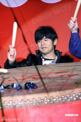 幻灯图：周杰伦现身京城 捞金代言行程匆忙