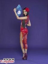 组图：许颖半裸画人体彩绘宣传动画电影