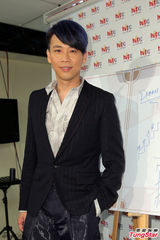 组图：陶喆黑色西服帅气亮相 现场不会写中文