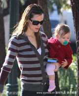 幻灯图集：詹妮弗-加纳母女逛街 小女儿乖巧惹人爱