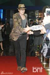 组图：苏志燮撑《菲洛梅娜》迷彩服小礼帽帅气