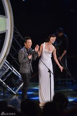 组图：林志玲金马奖大秀性感 和黄渤暧昧欲接吻