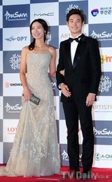 组图：李帝勋和方恩珍亮相釜山电影节闭幕红毯