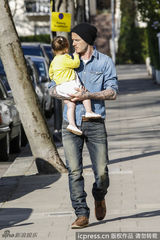 组图：小贝抱爱女逛街 小七手指镜头萌样可爱