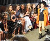 组图：阿尔芭看童装秀 女儿们学院风连衣裙抢镜