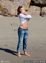 组图：洛佩兹海滩放松心情 一家其乐融融玩耍显童真