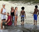 组图：曝超模海蒂-克鲁姆与保镖海滩亲密疑有新恋情