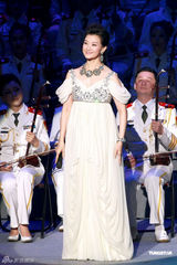 幻灯：黎明现身《泰山》演出 曾志伟主持认真严肃