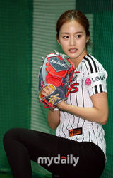 组图：金泰熙为棒球比赛开球 英姿飒爽有模有样