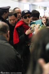 组图：李准基现身机场 粉丝激动摔倒获偶像搀扶