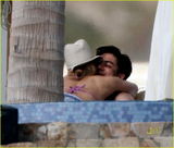 组图：安妮斯顿与神秘男拥吻 比基尼装性感惹火