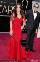 组图：马西娅-盖伊-哈登化身红色美人鱼亮相