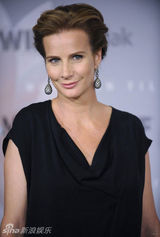 幻灯图集：安妮斯顿性感黑装亮相 肩头惊现神秘手