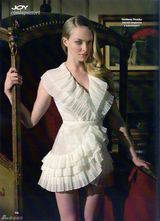 高清组图：阿曼达-塞弗里德登杂志封面电眼勾魂