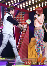 组图：SHINee新曲夺冠叠罗汉 Rania镂空装惹火