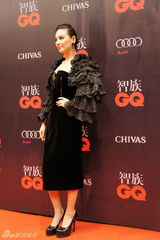 组图：张雨绮出席GQ盛典范儿足 与徐克后台畅聊