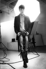 组图：男星许诺黑白大片尽显忧郁