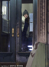 组图：斯图尔特街头拍电影 素颜出镜显憔悴