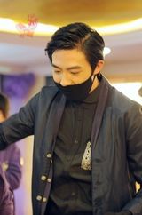 组图：网曝俞灏明2012年庆生照 戴口罩拥抱粉丝