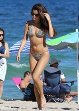 组图：赛琳娜斑马纹比基尼现身 抚秀发表情享受