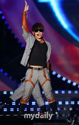 组图：宝儿张靓颖唱响首尔 Rain现场脱衣大秀热舞