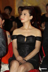 组图：翁虹大秀火辣身材 为照顾女儿减少工作量