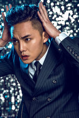 组图：尹正英伦写真演绎极致复古华丽