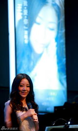 高清图：王筝演唱会幸福开场 老公送花献吻助阵现场