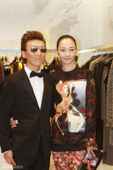 组图：白百何夫妻携手出席活动 甜蜜对视