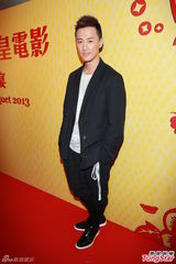 组图：谢霆锋出席英皇春茗 姗姗来迟拒受访