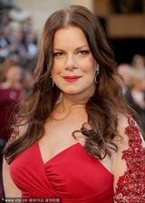 组图：马西娅-盖伊-哈登化身红色美人鱼亮相