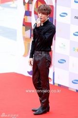 组图：金在中红毯脱衣吐舌逗粉丝 获奖感谢自己