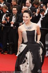 组图：章子怡灰墨裹胸裙走红毯妆容精致