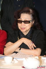 组图：白雪仙梅雪诗纪念任剑辉 贵气珠宝环身