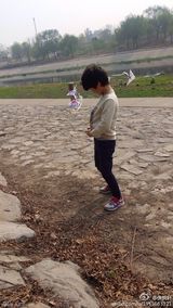 组图：天天抱小兔子玩耍小心呵护 张亮地位不保