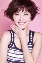 组图：徐洁儿情人节写真大片 短发造型娇俏可人