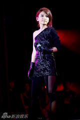 组图：周笔畅韩庚献唱深圳跨年 全场祝福Selina