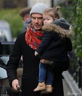 组图：小贝抱女儿现身街头 辣妹短外套线条硬朗