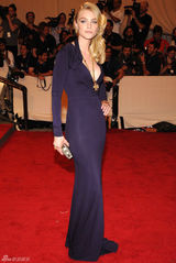 高清组图：纽约大都会庆典 杰西卡-史丹秀V领礼服