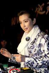 幻灯组图：李冰冰履行熄灯承诺 向旱灾地区捐20万元