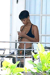 组图：蕾哈娜比基尼海岛度假 翅膀纹身抢眼