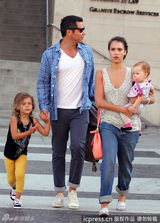 组图：杰西卡-阿尔芭四口之家幸福出街