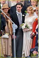 组图：布莱克片场披婚纱吻新郎 老公帅气探班